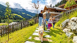 Fünfköpfige Familie im Urlaub mit Hund im Familienhotel Alphotel Tyrol.